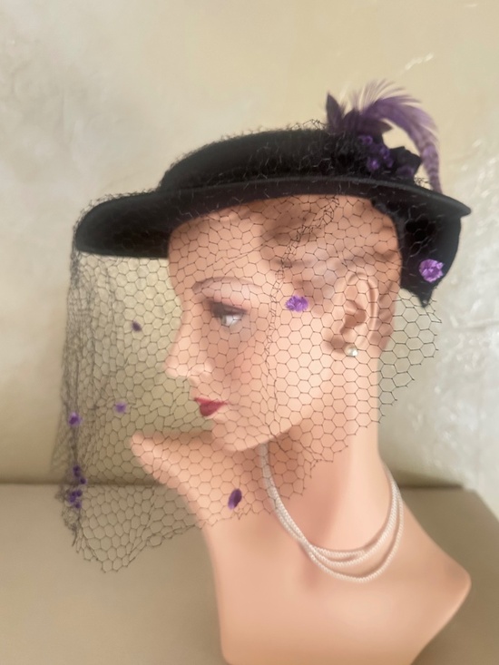 WONDERFUL 1940\'s BLACK TILT FELT WIDE BRIM HAT + PURPLE DOTTED VEIL & FEATHERS